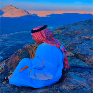 شاعر اللعب "ظافر العمري يطل على مُتابعية من قمة جبل حرفة شمال النماص