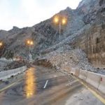 انهيارات صخرية والدفع المدني يغلق طريق الهدا بالطائف