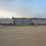 بالصور - مواطن يكتب عبارات على احدى الاراضي البيضاء لمنعها من الاعتداء من قبل المواطنين