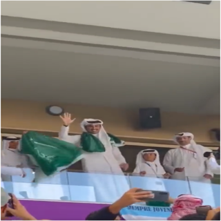 فيديو : سمو الأمير #تميم_بن_حمد يتوشح بالعلم السعودي