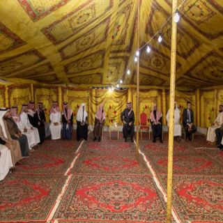 أمير #عسير يُقدم التعازي لذوي العائلة المتوفاة في حادث سير بـ #طريق_الرين