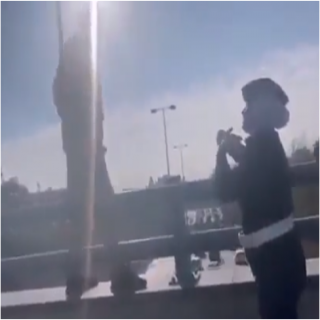 فيديو - ضابطة بوحدة السير الأردني تُقنع شاب حاول الإنتحار