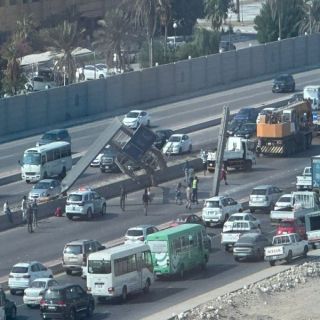 سقوط لوحة إرشادية يتسبب في عرقلة حركة السير بطريق #الدمام  #الخُبر