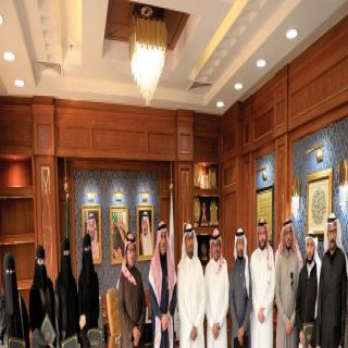 رئيس #جامعة_الملك_خالد يُكرم فريق عمادة التعلم الإلكتروني