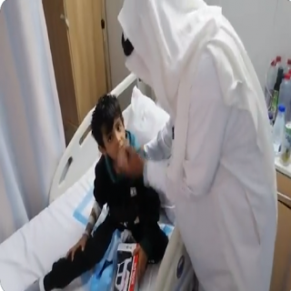فيديو- مُعلم يقدم رسالة تربويه ولفتة حانيه لطالب منوم في المستشفى