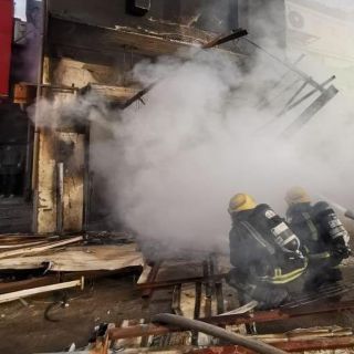 الدفاع المدني في الهفوف يُخمد حريق حريقاً في محل تجاري