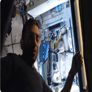 رائد الفضاء الإمارتي يُشارك متابعيه بمقطع فيديو من وحدة المراقبة "كوبولا"