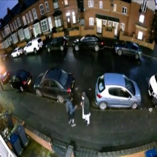 فيديو.. شاب يشعل النار في مُسن مُسلم بعد خروجه من المسجد بإنجلترا
