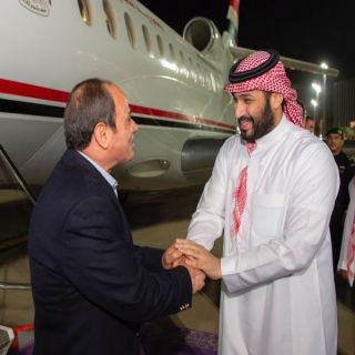 الرئيس المصري يصل مطار #جدة و #سمو_ولي_الهد في مُقدمة مستقبليه