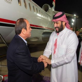 الرئيس المصري يصل مطار #جدة و #سمو_ولي_الهد في مُقدمة مستقبليه
