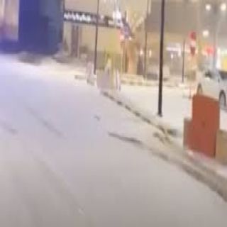فيديو -البرد الكثيف يُغطي شوارع وسط الباحة
