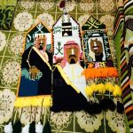 مسنة من عرعر تنسج بأناملها صور لتُشارك الوطن فرحته 