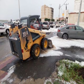 #بلدية_النماص تواصل أعمال إزاحة المياه والثلوج من الطرق الرئيسية وداخل الأحياء