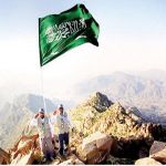 العمري والغامدي والشدوي يرفعون علم السعودية على أعلى قمة جبل في الباحة