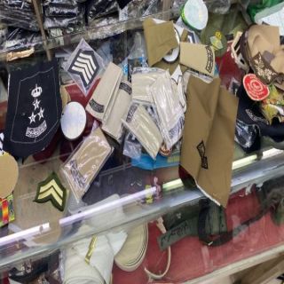 ضبط (2200) من رتبة عسكرية في عددٍ من محال بيع وخياطة الملابس العسكرية في الرياض