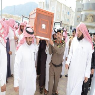 بحضور القيادة الأمنية محافظ محايل في مُقدمة مستقبلي الشهيد عبدلله عسيري