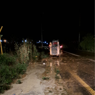 بلدية #بارق تُباشر بلاغات تأثر الطرق بالسيول والأمطار