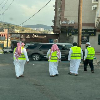 بلدية البشائر تنفذ مبادرتي إزالة الملصقات العشوائية وتوعية أصحاب المحلات بطباعة رمز الاستجابة