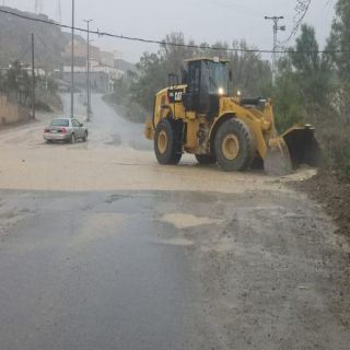 بالصور- #بلدية_البشائر تباشر أضرار الأمطار وتعيد فتح 20 طريقا في ثلاثه مراكز