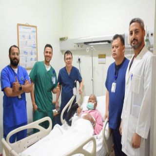 جراحة عاجلة تُنقذ حياة حاج تسعيني إندونيسي من انفجار بالمعدة بمستشفى حراء العام