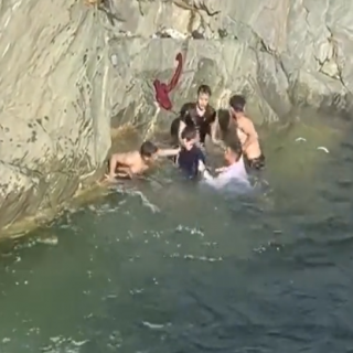 فيديو متداول مجموعة من الشبان ينقذون آخر من الغرق بشلال الحمدة في #الباحة
