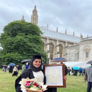 فيّ البلوي أول سعودية تتخرج من جامعة كامبريدج