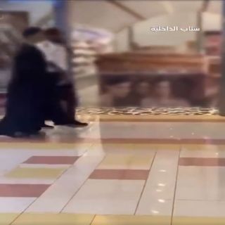 فيديو- شرطة المنطقة الشرقية تقبض على شخص تنكر بعباءة نسائية
