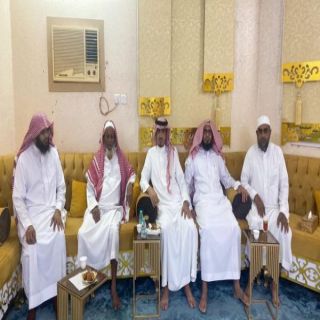 النايف يطمئن على صحة والد الدكتور علي عامر الشهري