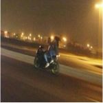 بالصور.. شباب يستعرضون بفتيات على دراجات نارية بجدة