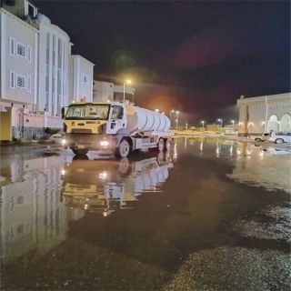 بالصور بلدية محايل تنزح أكثر من (423) طن من مياه الأمطار