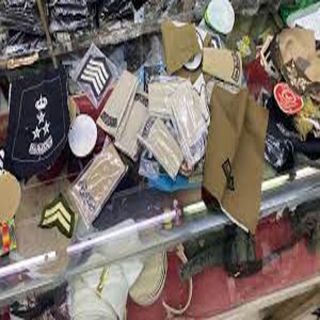الرياض: ضبط رتبًا وأنواطًا عسكرية وشعارات مخالفة في عددٍ من محال بيع وخياطة الملابس العسكرية