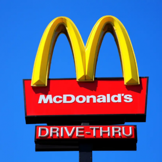 شركة ماكدونالدز تُصدر بيانًا عاجلًا حول دعمها لإسرائيل وتكشف موقفها من الصراع الحالي