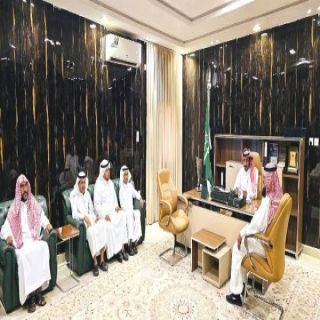 آل منشط ومشائخ قبائل جبل أثرب يُناقشون إنشاء حديقة عامة لأهالي الجبل