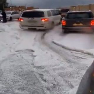 فيديو- الثلوج تُغطي أجزاء من شوارع بريدة