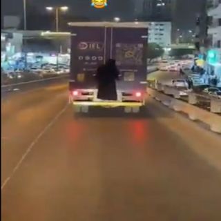 فيديو سيدة متعلقة على سيارة نقل في حي البطحاء بالرياض