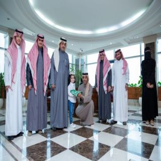 تزامنًا مع #يوم_العلم أمين عسير يستقبل عددًا من طُلاب وطالبات تعليم المنطقة