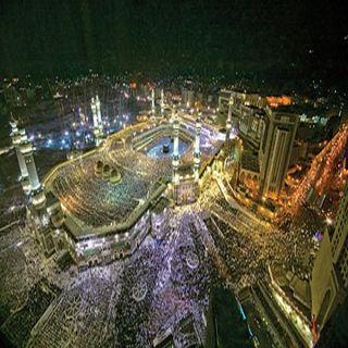 القوة الخاصة لأمن المسجد الحرام تباشر حالة إلقاء شخص نفسه من الأدوار العلوية للمسجد.