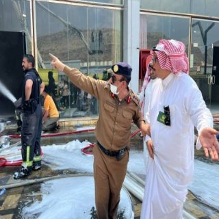 آل ناشع يقف على الأضرار التي خلفها حريق محل مفروشات وسط محايل عسير
