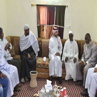 وكيل إمارة عسير يزور عائلة سوداني توفي دهسًا في النماص