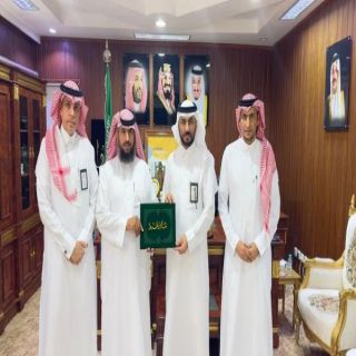 مدير #تعليم_محايل يُكرم طالب من مدرسة الأجيال بطلاليع ثربان