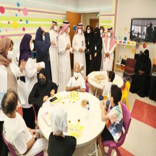 وكيل الوزارة لتنمية قدرات الطلاب يزور الفصول التعليمية للطلاب المنومين بالمستشفيات.