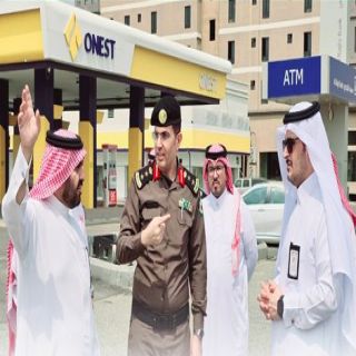 محافظ محايل يقف ميدانياً على مشاريع الطرق بالمحافظة