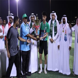 مُدير #تعليم_محايل يُتوج منتخب مكتب تعليم قنا بكأس بطولة  #اليوم_الوطني_السعودي94
