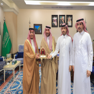 أمين القصيم يتسلم التقرير الختامي لمزاد الابل من رئيس مركز مدرج