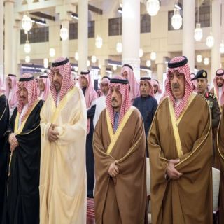 سمو أمير الرياض يؤدي صلاة الميت على الأميرة نجلاء بنت سعد آل سعود