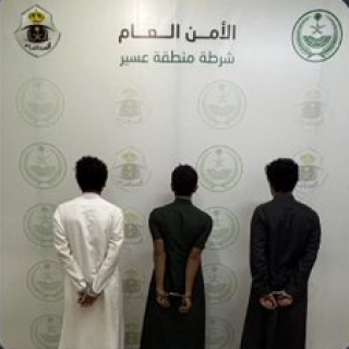 في عسير : ضبط (3) مواطنين لنقلهم في مركبتين (33) مخالفًا لنظام أمن الحدود.