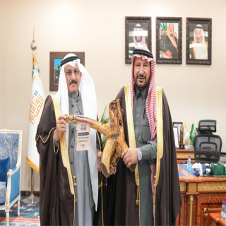 أمين القصيم يتسلم إهداء مدير فرع المركز الوطني لتنمية الغطاء النباتي