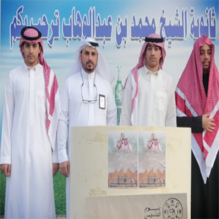 مُدير مدرسة بـ #تعليم_محايل يُكرم الطُلاب المتفوقين بمبالغ مالية