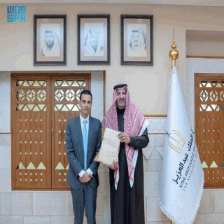 الأمير فيصل بن سلمان يستلم وثيقة تاريخية بعثها الملك عبدالعزيز منذ مئة عام