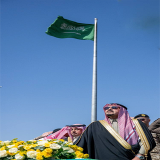 أمير القصيم يرفع العلم على سارية ميدان التوحيد بمدينة بريدة تزامناً مع يوم العلم